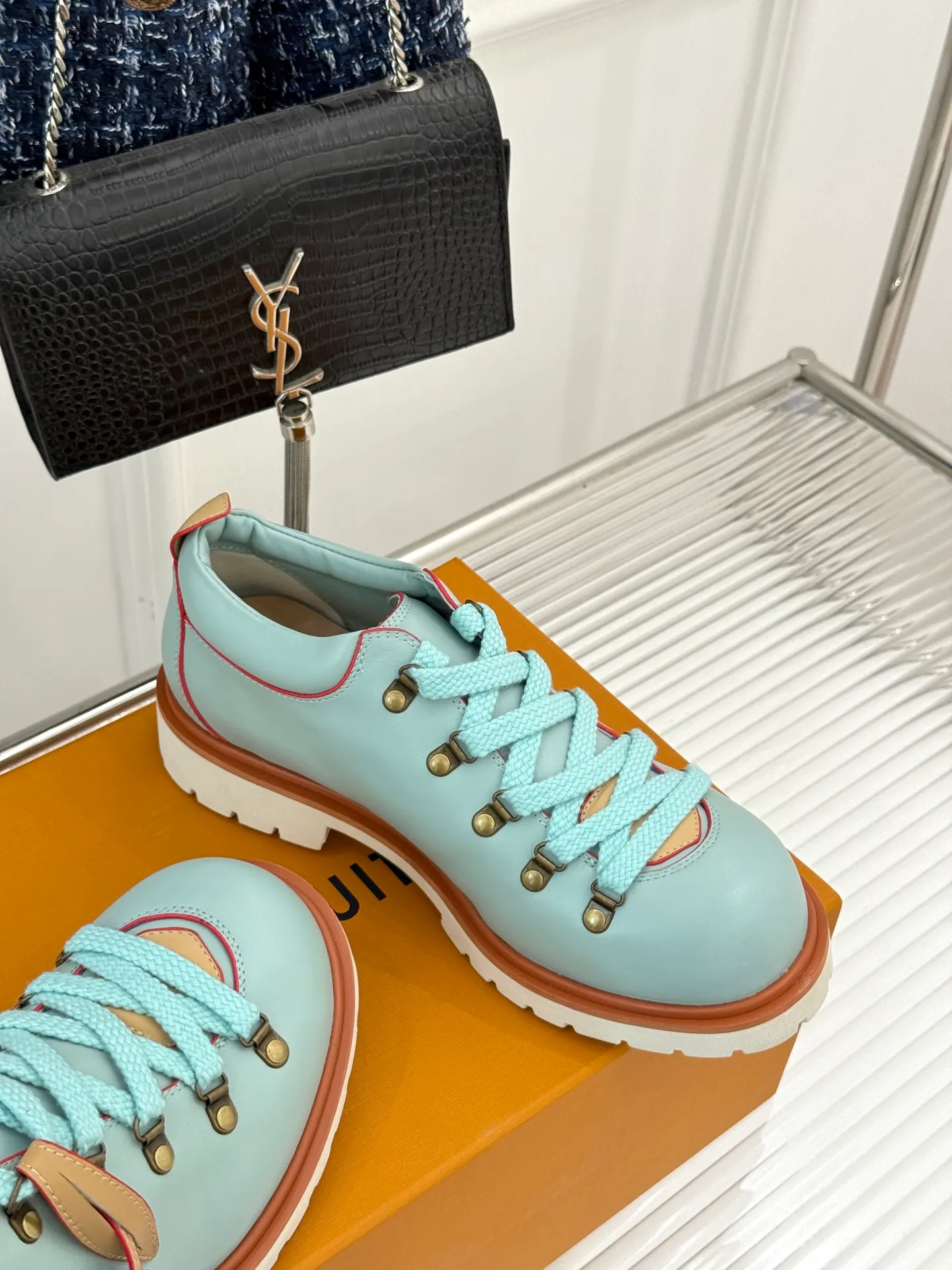 P720 LV Remix derby 25WF new product, the top version of couple's derby shoes, uses classic as the base color to reshape the fashion style✨ Various colors break the monotony. Black is cool, brown is retro, pink is sweet, and blue is fresh. Suitable for different styles of wear🎨 The delicate leather fits the foot shape and the shoelace details hide ingenuity. It is a fashion symbol of walking and steps on the forefront of the trend every step of the way. Start your own style journey🚶‍♀️ The fabric is made of first-layer cowhide, the inner pads are all sheepskin, the original molded custom TPU non-slip outsole size: Female: 35-41 (40/41 customized) Male: 39-46 (45/46 customized)
